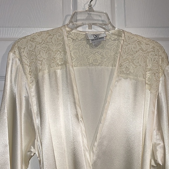 Robe, Valentino, ivory satin (poly) with lace. - Picture 2 of 11